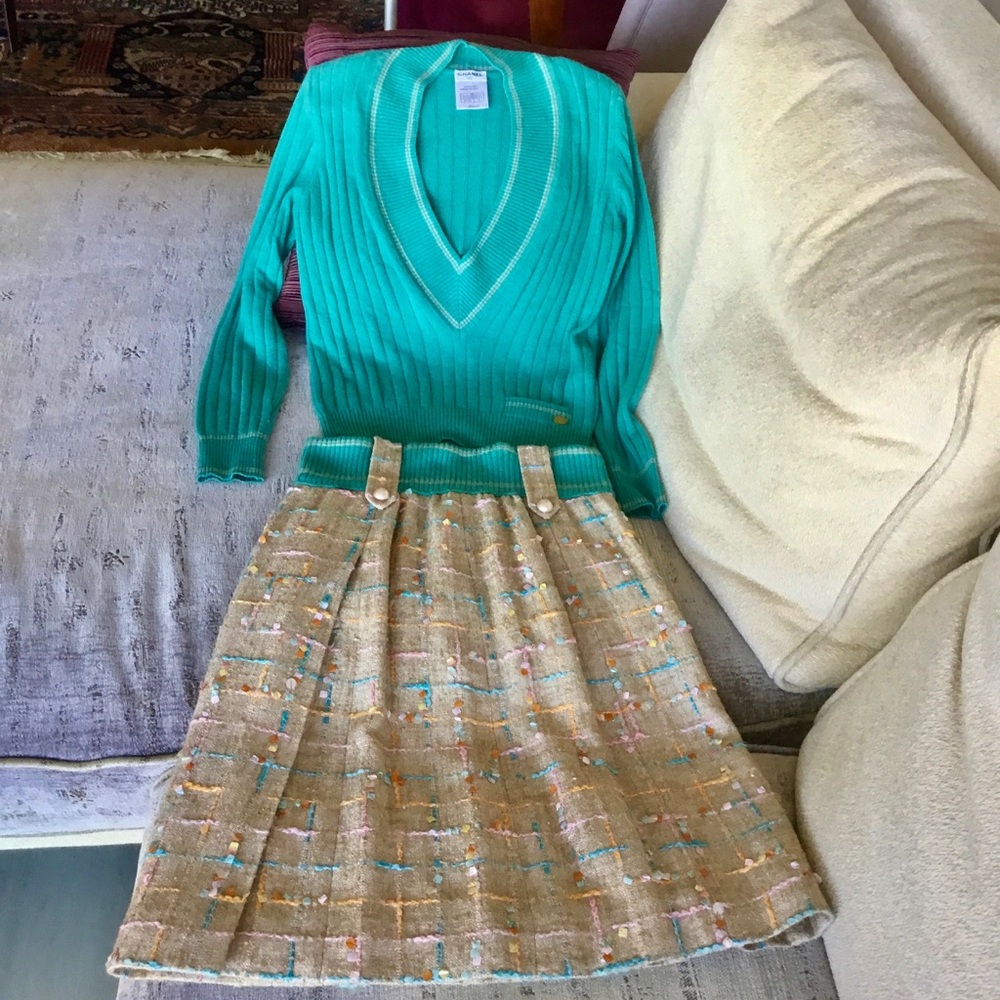 Chanel runway ensemble. Sweater & skirt. Size 38